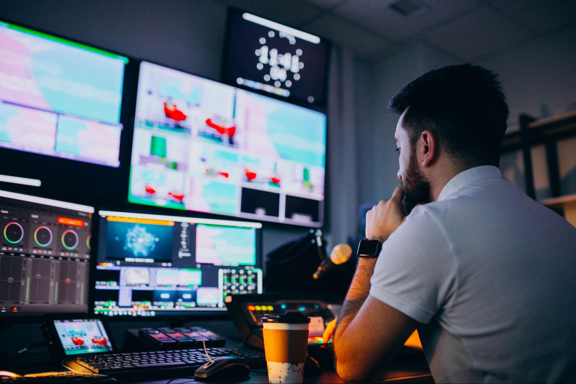 An editor working with many screens